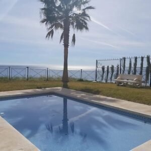 Holiday Apartment Beach Town Views With Shared Pool & Wi-fi
